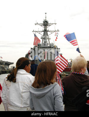 061017-N-1831S-068 Norfolk, Va. (oct. 17, 2006) - Des membres de la famille attendent avec impatience pour leurs proches de retour de mission à bord du destroyer lance-missiles USS James E. Williams (DDG 95). Williams et un équipage de plus de 300 marins menées des opérations anti-piraterie au large des côtes de la Somalie au cours de leur premier déploiement en tant que partie de l'Opérations de sécurité maritime. U.S. Navy Photo by Mass Communication Specialist Seaman Ash (sévère) PARUTION US Navy 061017-N-1831S-068 Les membres de la famille attendent avec impatience pour leurs proches de retour de mission à bord du destroyer lance-missiles USS James E. Banque D'Images