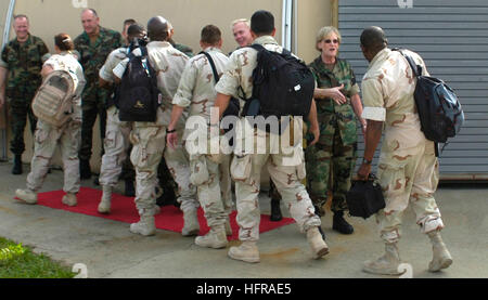 061019-N-6827R-231 Norfolk (oct. 19, 2006) - Commandant, Groupe d'appui logistique expéditionnaire Naval (NAVELSG), Adm arrière. Sharon H. Redpath, secoue les mains de homecoming marins affectés à NAVELSG Delta. Plus de 250 NAVELSG avant Delta-déployés les manutentionnaires de fret est retourné à Naval Station Norfolk après un déploiement de six mois pour mener des opérations portuaires au Koweït et les opérations de manutention de l'air en Iraq à l'appui de la guerre globale contre le terrorisme. U.S. Navy photo by Mass Communication Specialist Seaman Apprentice Scott C. Rancilio (libéré) US Navy 061019-N-6827R-231 de la Marine, commandant Expeditio Banque D'Images