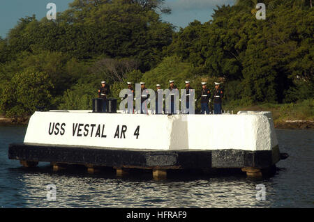 041207-N-6775N-102 Pearl Harbor, Hawaï (déc. 7, 2004) - Les Marines américains, affectés à l'aéronef maritime Le Groupe Deux quatre (MAG-24), stand à parade reste avant une salve de vingt-et-un sur le USS Vestal quai d'amarrage. Vestal, un navire de réparation, a été amarré à l'extérieur du cuirassé USS Arizona lors de l'attaque sur Pearl Harbor. Elle a été touché par deux bombes et d'autres endommagées lors de l'avant de l'Arizona magazines a explosé. Réparé au cours des prochains mois, elle a été transférée à la région du Pacifique Sud en août 1942, où elle mandé beaucoup de navires endommagés au combat pendant les périodes difficiles de l'île de Guadalcanal et centrale Solom Banque D'Images