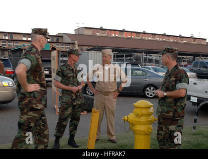 071023-N-4973M-015 SAN DIEGO (oct. 23, 2007) Ð Le Capitaine Jim Wink, commandant du bataillon de construction amphibie (ACB) 1, Master Chief Damon L. Anthony et le lieutenant Joseph Roach, un aumônier de la Marine, de discuter des efforts de secours en cas de catastrophe en réponse à la Friche de San Diego avec Master Chief Petty Officer Mark Parkstone, le chef senior s'engage à bord de la Naval Amphibious Base Coronado. Plus de 268 militaires et leurs familles ont évacué leurs maisons pour chercher refuge dans un camp de tentes de 500 personnes mis en place par ACB-1 sur le Turner Field à La Naval Amphibious Base Coronado. U.S. Navy photo by M Banque D'Images