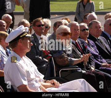 Une cérémonie à la Bibliothèque publique de Coronado commémore les services et les sacrifices du vice-amiral à la retraite James Bond Stockdale, en hommage à sa contribution à la Marine. Banque D'Images