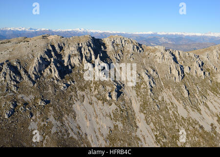 VUE AÉRIENNE. Face escarpée du cime du Cheiron au sud en décembre, les Alpes du Mercantour ont bonmé à l'horizon. Gréolières, Alpes-Maritimes, France. Banque D'Images