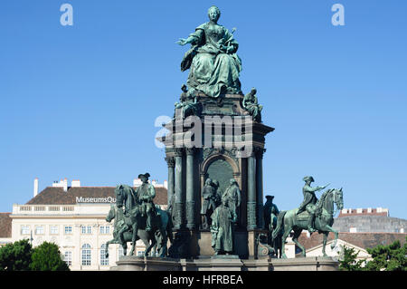 Wien, Vienne : Maria-Theresien-Platz d'un monument de Maria Theresia et le MuseumQuartier, Wien, Autriche Banque D'Images