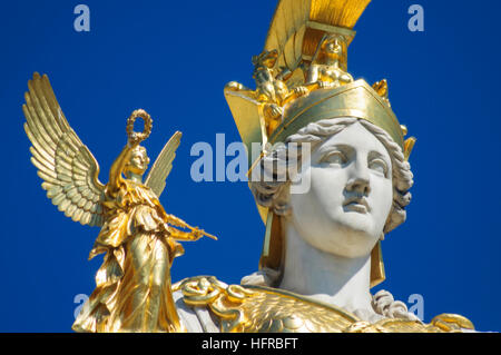 Wien, Vienne : Pallas Athene statue devant le bâtiment du parlement, la tenue Nike dans la main droite, Wien, Autriche Banque D'Images