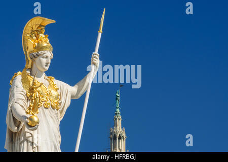 Wien, Vienne : Pallas Athene statue devant le bâtiment du parlement, tenant dans la main droite de Nike, le Town Hall Tower, Wien, Autriche Banque D'Images