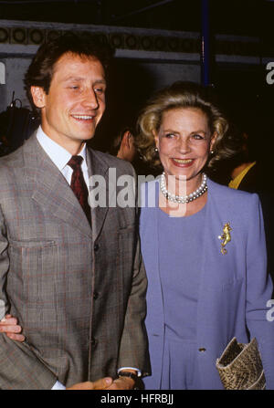L'actrice Lauren Bacall USA 1993 avec fils Sam Robards lors d'une visite à Stockholm en Suède Banque D'Images