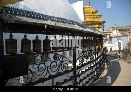 Roues de prière au Temple de Swayambhunath (Monkey) Site du patrimoine mondial à Katmandou, Népal.Asie. Banque D'Images