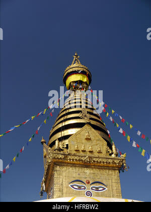 Le stupa doré au sommet de la Temple de Swayambhunath (Monkey) au site du patrimoine mondial à Katmandou, au Népal. L'Asie. Banque D'Images