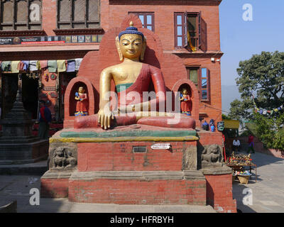 La statue du Bouddha Doré assis au Temple de Swayambhunath (Monkey) au site du patrimoine mondial à Katmandou, au Népal. L'Asie. Banque D'Images