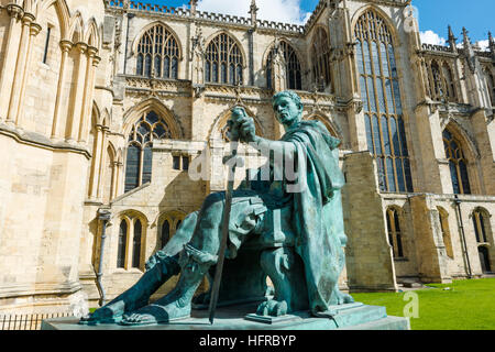 Statue de l'empereur romain Constantin le Grand à l'extérieur de la cathédrale de York. Yorkshire du Nord. L'Angleterre. UK. Banque D'Images