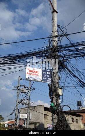 Les câbles d'alimentation électrique typique dans une rue de Katmandou, Népal, Asie. Banque D'Images