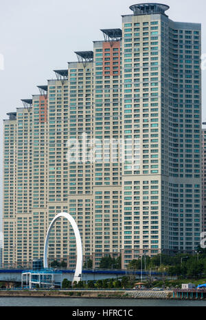 Une tour résidentielle vacances des blocs dans la rivière Suyoung dans Centum city. Pusan, Corée du Sud. Banque D'Images