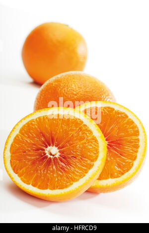 Orange sanguine (agrumes), entières ou coupées en tranches Banque D'Images