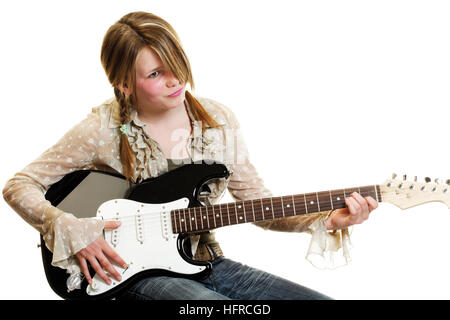 Teenage girl playing guitar Banque D'Images