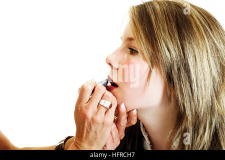 Appliquant le maquillage d'une jeune fille Banque D'Images