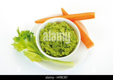 Nachos et guacamole d'avocat (DIP) garni de carottes et céleri Banque D'Images