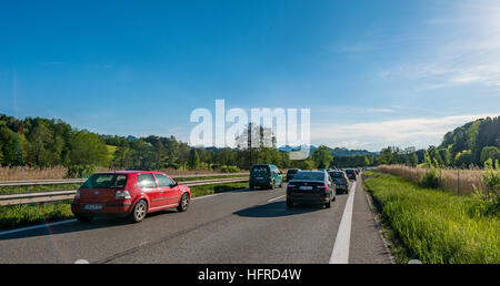 Voitures en embouteillage sur l'autoroute, l'autoroute A8, pré-Alpes, Upper Bavaria, Bavaria, Germany Banque D'Images