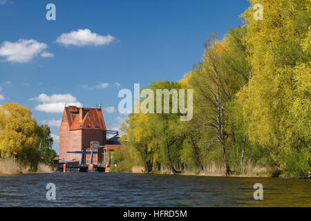 Bâtiment de stockage au port, rivière Peene, ville hanséatique de Demmin, Peenetal Nature Park, Mecklembourg-Poméranie-Occidentale, Allemagne Banque D'Images