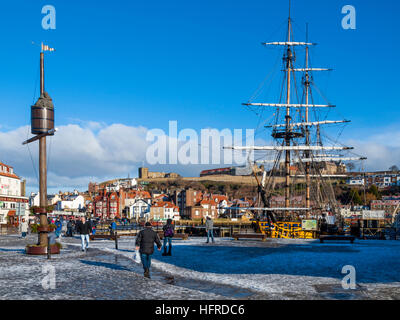 Whitby Harbour dans une belle journée d'hiver froide avec voilier Grand Turc à s'efforcer Wharf North Yorkshire UK Banque D'Images