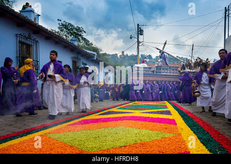 Antigua, Guatemala - 16 Avril 2014 : un homme portant une robe blanche et violette, portant un flotteur (ANDA) au cours de la célébration des fêtes de Pâques. Banque D'Images