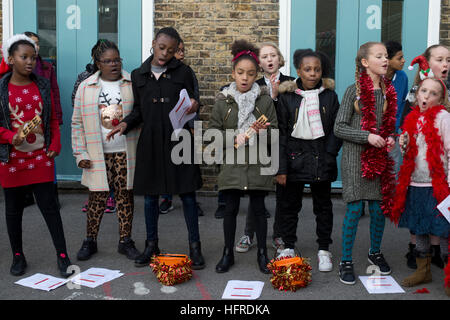 Hackney. Les jeunes chanteurs carol recueillant des fonds pour des organismes de bienfaisance. Banque D'Images