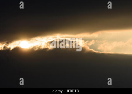 : Le soleil perce les nuages sombres cloud sky, , Autriche Banque D'Images