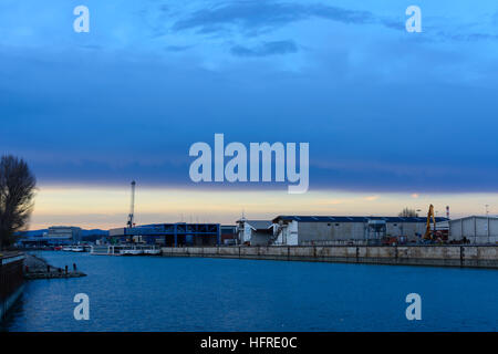 Wien, Vienne : port de Vienne, les bateaux de croisière ancrés dans l'hiver hors saison, Wien, Autriche Banque D'Images