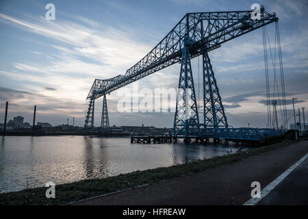 L'emblématique Transporter Bridge enjambant la rivière Tees à Middlesbrough en Angleterre du Nord-Est Banque D'Images