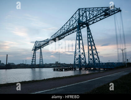 L'emblématique Transporter Bridge enjambant la rivière Tees à Middlesbrough en Angleterre du Nord-Est Banque D'Images