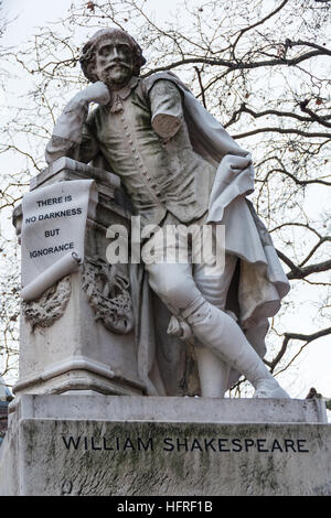 Sculpture de William Shakespeare (1564 - 1616) le célèbre dramaturge anglais, poète et acteur dans Leicester Square, London, UK, Banque D'Images