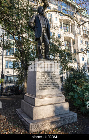 Statue de William Edward Forster (1818-86) dans la région de Temple Gardens. Un homme politique qui a introduit l'enseignement primaire national. Banque D'Images