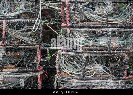 Des piles de casiers à crabe dungenous sur la côte de l'Oregon. Banque D'Images