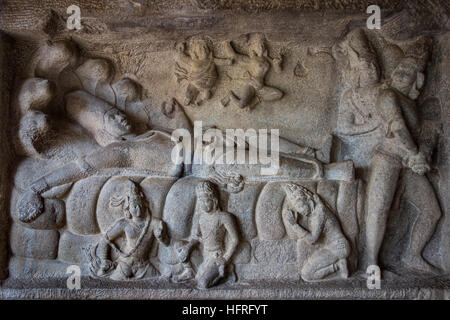 Dieu Vishnu couché, du panthéon hindou. (Grotte Mahishasuramardini, Tamil Nadu, Inde). Banque D'Images