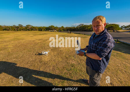 Un homme aux commandes d'un drone dans un parc de Sydney, Australie Banque D'Images