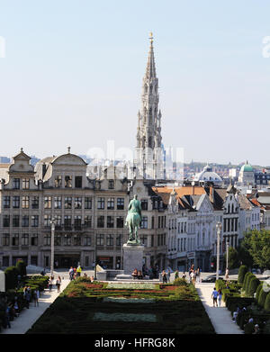 Mont des Arts à Bruxelles avec la flèche de l'Hôtel de Ville, Hôtel de Ville, à l'arrière-plan et les jardins à l'avant-plan Banque D'Images