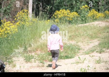 Enfant marchant Banque D'Images