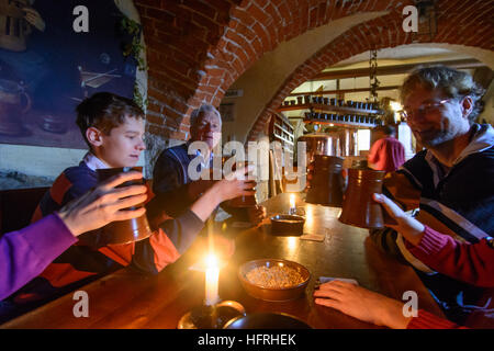 Château Weesenstein : Schlossbrauerei (brasserie), boire de la bière, Saxe, Saxe, Allemagne Banque D'Images