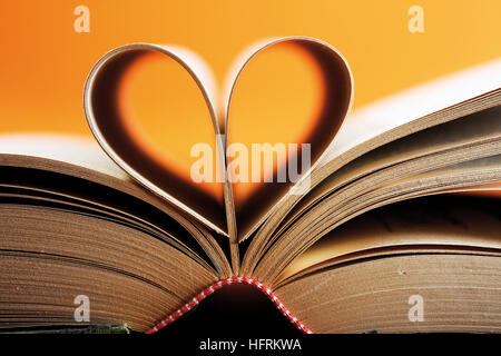 En forme de livre ouvert, pages pour former un coeur Banque D'Images