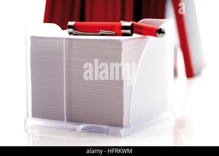 Boîte de papier et stylo rouge Banque D'Images