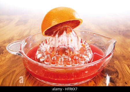 Sang fraîchement pressé le jus d'orange dans presse-agrumes Banque D'Images