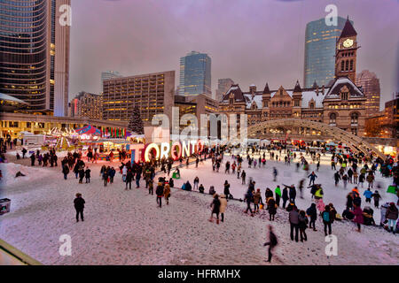 L'Hôtel de Ville de Toronto partie de patinage au Nathan Phillips Square et Cavalcade of Lights arbre de Noël dans l'hiver Banque D'Images