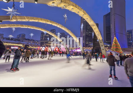 L'Hôtel de Ville de Toronto partie de patinage au Nathan Phillips Square et Cavalcade of Lights arbre de Noël dans l'hiver Banque D'Images