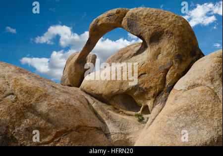 Arch dans le Mobius Alabama Hills près de Lone Pine en Californie. Banque D'Images