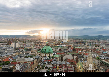 Wien, Vienne : La vue de la Stephansdom sur la vieille ville avec l'église Peterskirche au Wienerwald, 01, Wien, Autriche. Banque D'Images