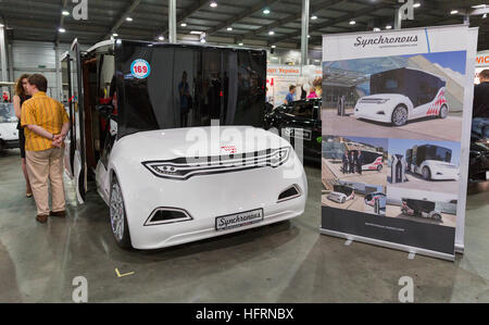 Les visiteurs visiter Electric stand International Marathon avec voiture électrique synchrone au 1er Salon International. Banque D'Images