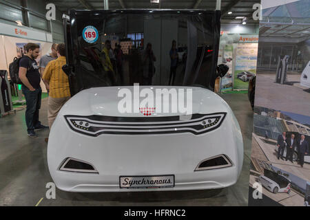 Les visiteurs visiter Electric stand International Marathon avec voiture électrique synchrone au 1er Salon International. Banque D'Images