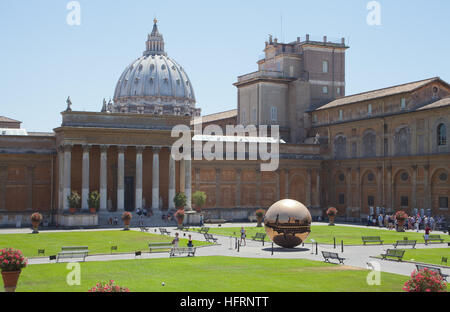 Dans Sphère Sphère en le Cortile della Pigna, Vatican, Rome. Banque D'Images