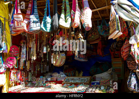 L'étal du vendeur local avec des sacs et accessoires pour les femmes touristes à la plage d'Anjuna dans le nord de Goa, Inde Banque D'Images