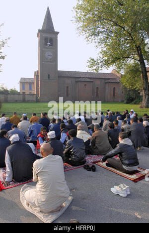 Pour la fête de Aid Al Fitr, terminant le mois de Ramadan, les musulmans à Milan (Italie) ont été accueillis à l'abbaye de Monluè Catholique Banque D'Images