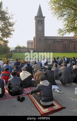 Pour la fête de Aid Al Fitr, terminant le mois de Ramadan, les musulmans à Milan (Italie) ont été accueillis à l'abbaye de Monluè Catholique Banque D'Images